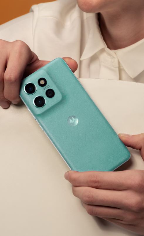 Motorola Edge 60 Neo zezadu, záda z ekokůže a kulatý fotomodul