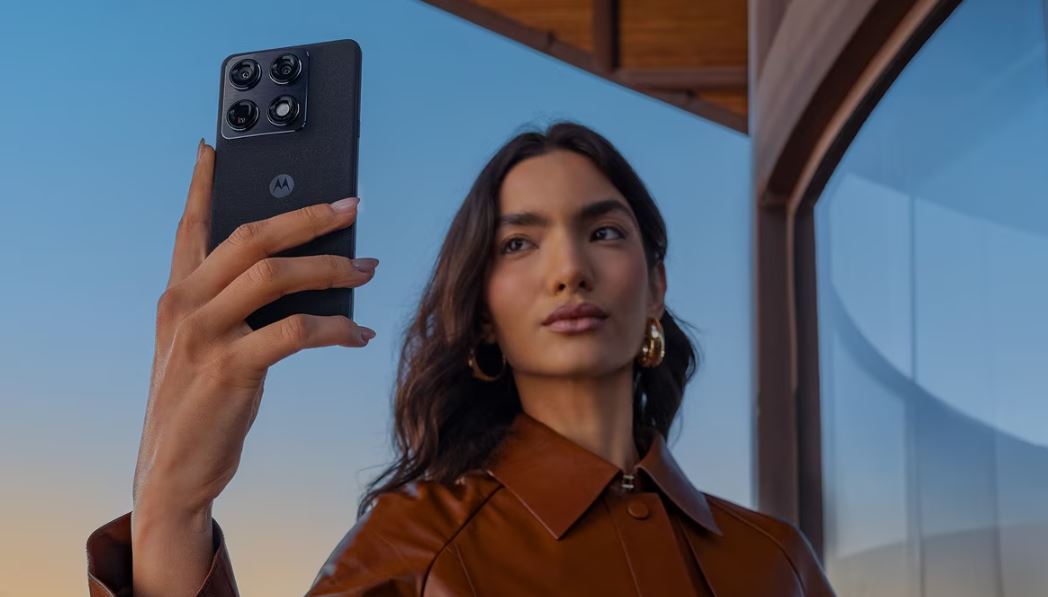 Motorola Signature v ruce, tenký design a pohodlné držení