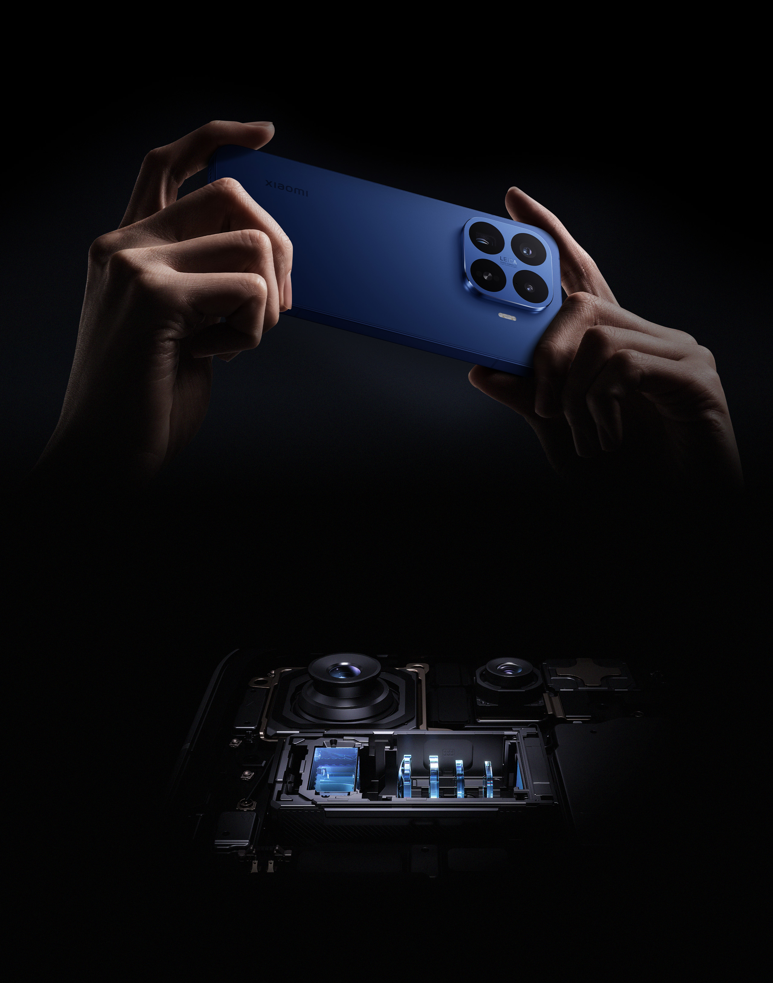 Xiaomi 17T v ruce s Leica fotoaparátem, focení v terénu