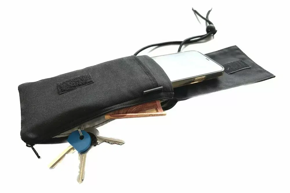 SWISSTEN POCKET kapsičkové pouzdro na krk pro mobily do 6,8" - černé