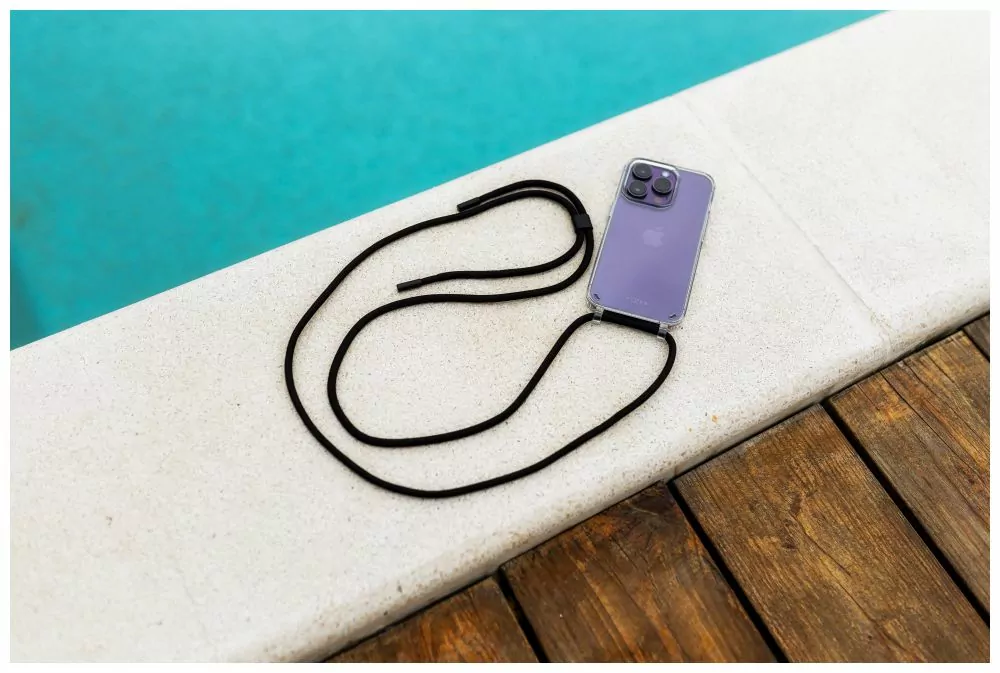 Pevné silikonové pouzdro FIXED Pure Neck Crossbody na mobil Apple iPhone 15 Plus s popruhem přes rameno - čiré - růžová šňůrka