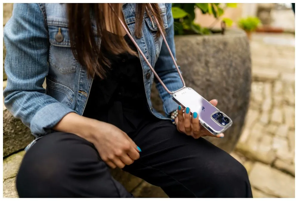 Pevné silikonové pouzdro FIXED Pure Neck Crossbody na mobil Apple iPhone 15 Pro s popruhem přes rameno - čiré - růžová šňůrka