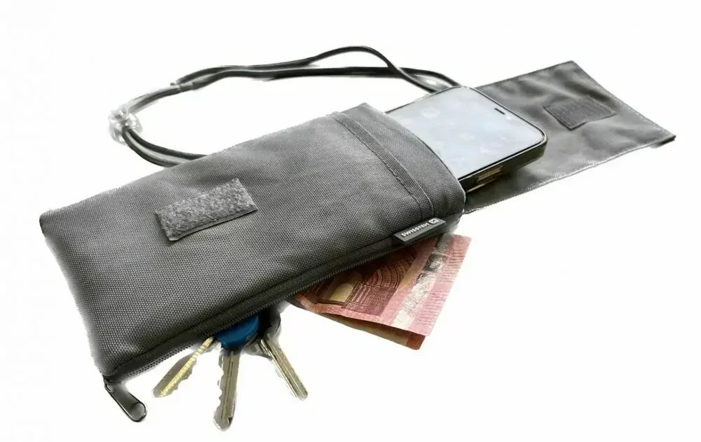 Kapsičkové univerzální pouzdro SWISSTEN POCKET na krk s karabinou pro mobily s velikostí do 6,8" šedé