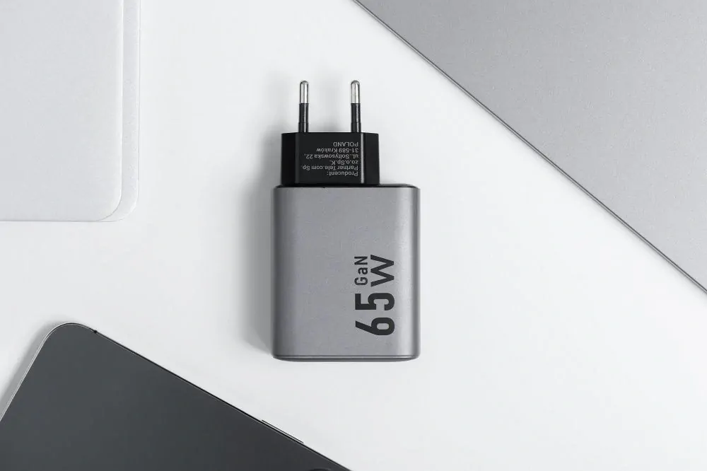 Síťový nabíjecí adaptér Forcell F-Energy GaN s výstupem 2x USB-C a USB s nabíjením PD a QC 4.0, 65W (bez kabelu)