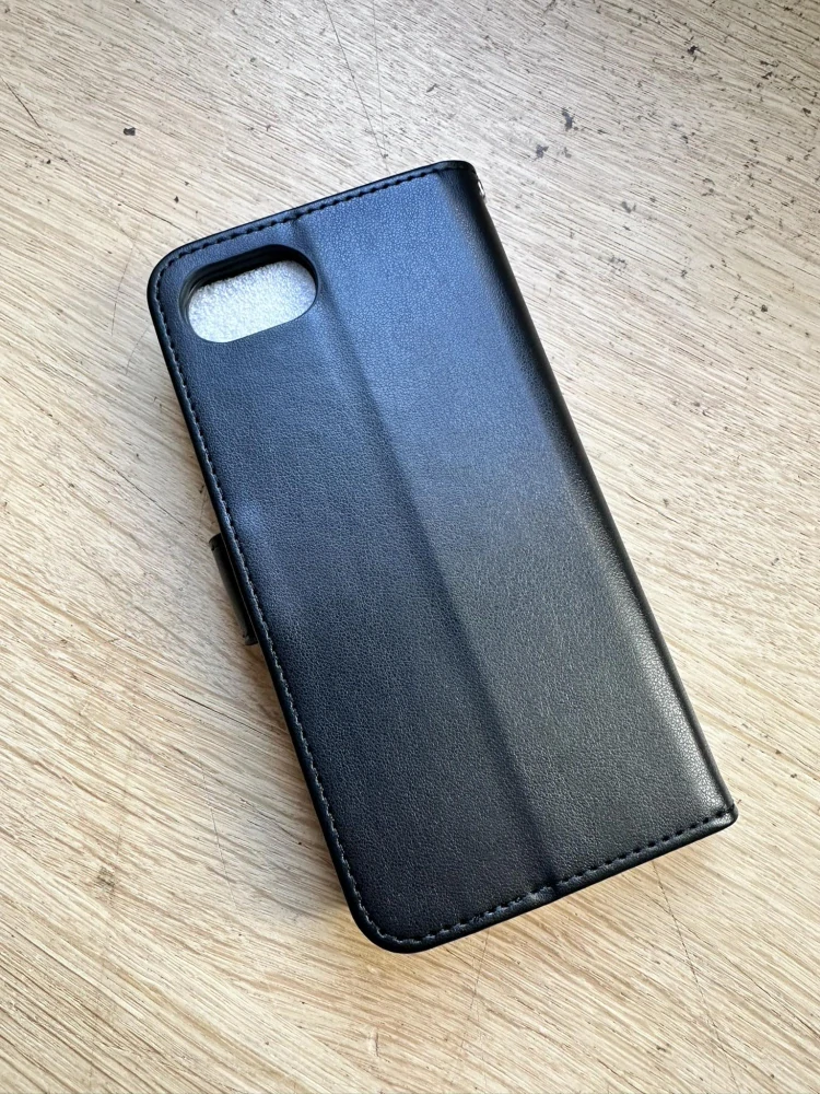 Flipové pouzdro MEZZO Book – iPhone 16e / iPhone 17e, medvídek, černé