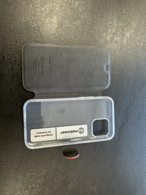 Kožené flip pouzdro Mobiwear - Apple iPhone 12 - Červené - trochu polité saponátem