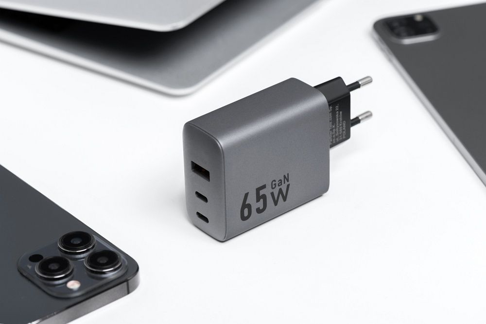 Síťový nabíjecí adaptér Forcell F-Energy GaN s výstupem 2x USB-C a USB s nabíjením PD a QC 4.0, 65W (bez kabelu)