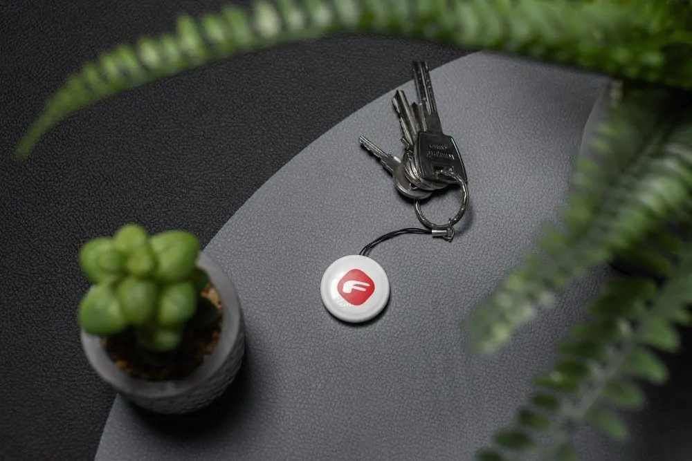 Chytrý lokátor FORCELL F-PROTECT F-TAG F01 kompatibilní s Apple Find My (Najít) - bílý
