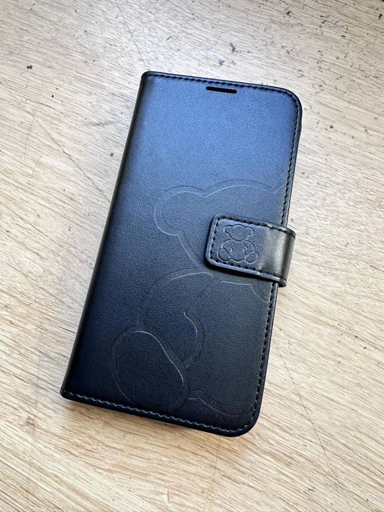 Flipové pouzdro MEZZO Book – iPhone 16e / iPhone 17e, medvídek, černé