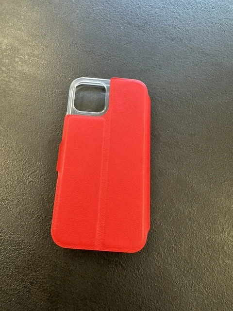 Kožené flip pouzdro Mobiwear - Apple iPhone 12 - Červené - trochu polité saponátem
