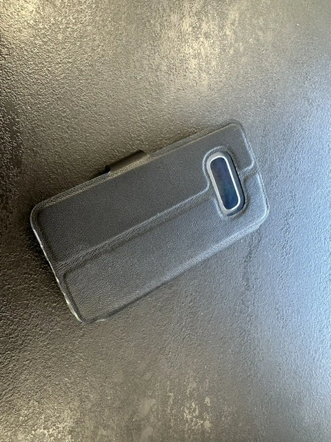 Kožené flip pouzdro Mobiwear - Samsung Galaxy S10e - Černé - trochu polité saponátem
