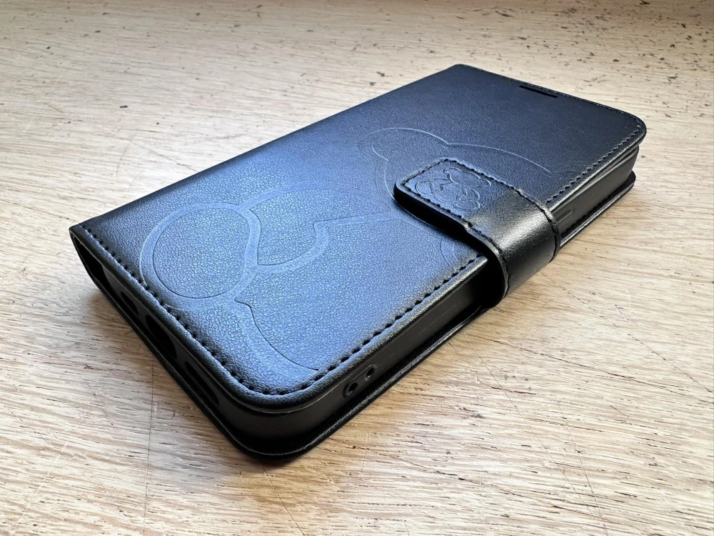 Flipové pouzdro MEZZO Book – iPhone 16e / iPhone 17e, medvídek, černé