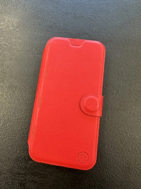 Kožené flip pouzdro Mobiwear - Apple iPhone 12 - Červené - trochu polité saponátem