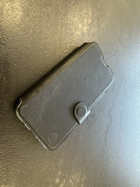 Kožené flip pouzdro Mobiwear - Samsung Galaxy S10e - Černé - trochu polité saponátem