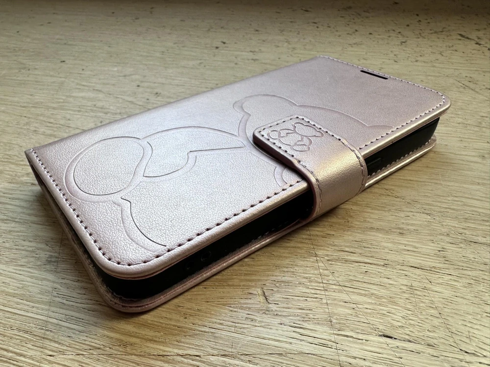 Flipové pouzdro MEZZO Book – iPhone 16e / iPhone 17e, medvídek, zlatě růžové