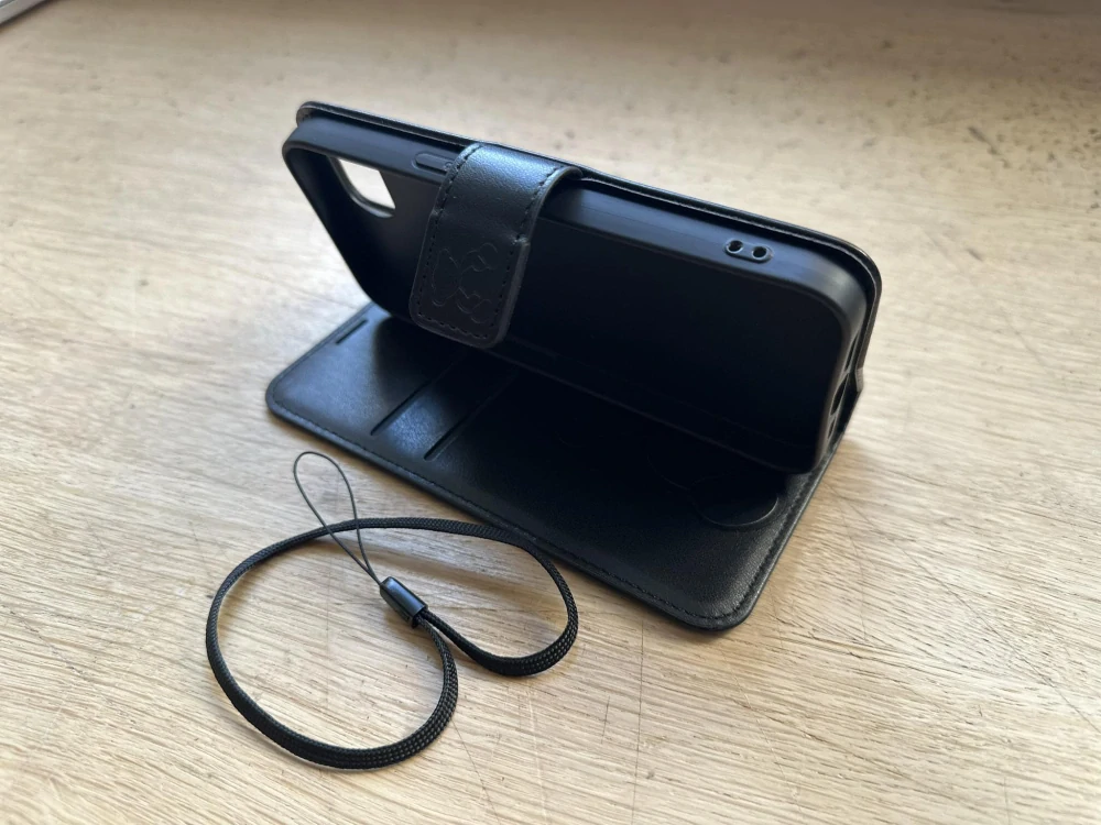 Flipové pouzdro MEZZO Book – iPhone 16e / iPhone 17e, medvídek, černé