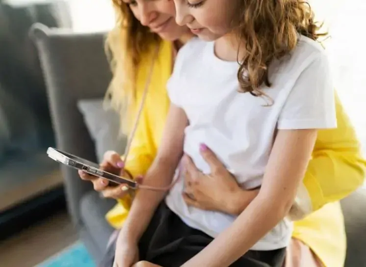 Crossbody pouzdro FIXED Pure Neck - Samsung Galaxy A15 / A15 5G s popruhem přes rameno - čiré - černá šňůrka