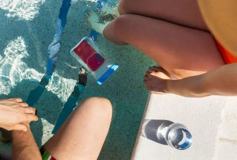 Vodotěsný obal - FIXED Float - IPX8 a kvalitním uzamykacím systémem, pro mobily až do 9,5 x 17,5 cm, modrý