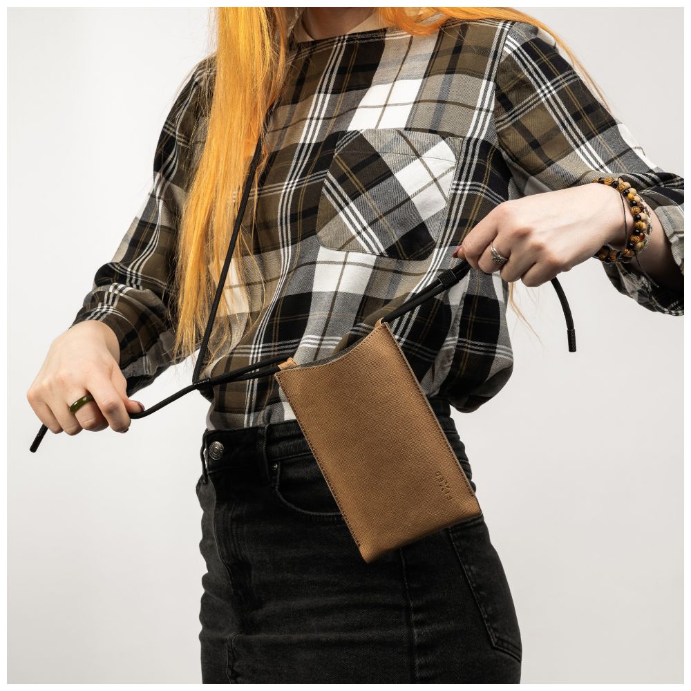 Crossbody taštička přes rameno s kapsičkou FIXED Verona s černou šňůrkou pro mobily do 7" - tmavě zelená