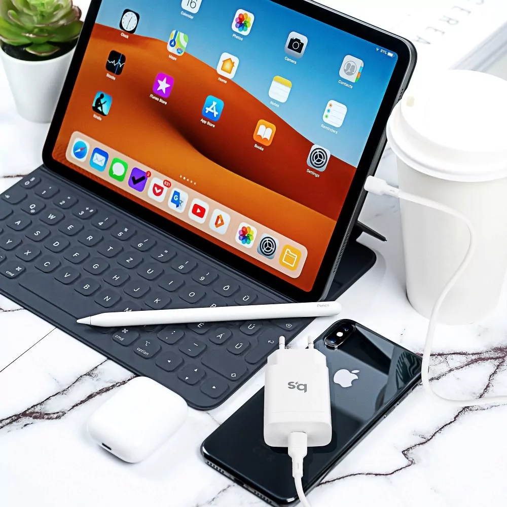 Rozpojitelná rychlá nabíječka do sítě Blue Star (1492) s konektorem Apple Lightning - USB-C 3A 18W QC 4.0 a PD pro iPhone 12, iPhone 11, iPhone XS