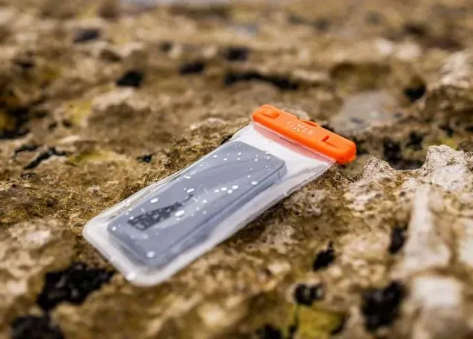 Vodotěsný obal - FIXED Float - IPX8 a kvalitním uzamykacím systémem, pro mobily až do 9,5 x 17,5 cm, modrý